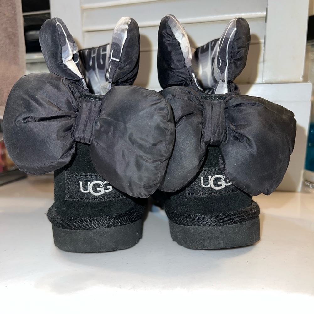 UGG Girls' Bailey Bow Maxi Wavelength Cold
Size: 10M Toddler Color: Black